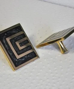 Worlds Away Moira Knob Pair Brass And Black Resin 7 Worlds Away Moira Knob Pair Brass And Black Resin